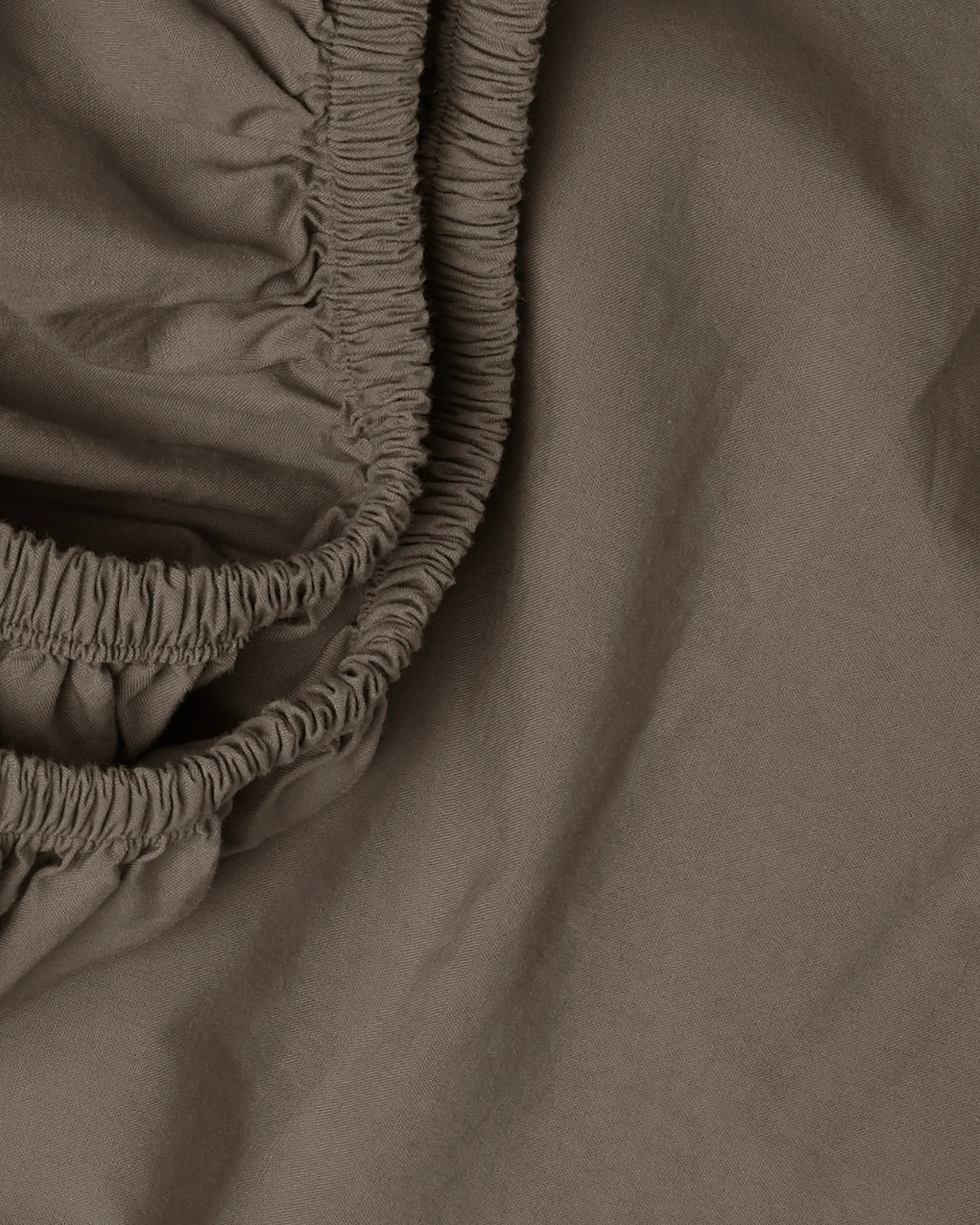 Percale Fitted Sheet (Warm Grey) - Image 3